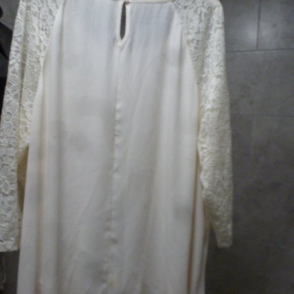Cato 26/28 White Double layered draped front 3/4 Sleeve Top w/ Lace sleeves - Picture 6 of 12